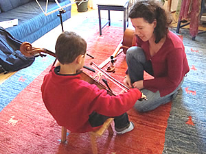 Cellistin Susanne Mueller aus Salzburg bringt auch Kindern das Cello-spielen bei