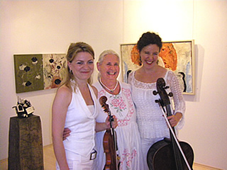 Clauda Kugi, Violine mit Erika Holzapfel und Susanne Mller, Violoncello freuen sich nach einem gelungen Konzert